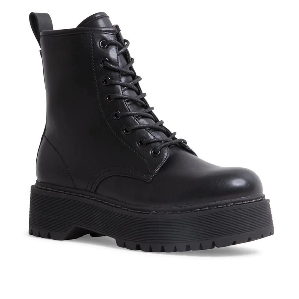 Steve Madden Bettyy Black Boots new in box